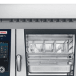 فرن Rational احترافي يتميز بلوحة شاشة لمس وباب غرفة طبخ شفاف.